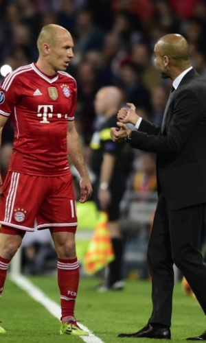 Guardiola conversa com Robben para tentar mudar tática na partida contra o Real - (23.abr.2014)