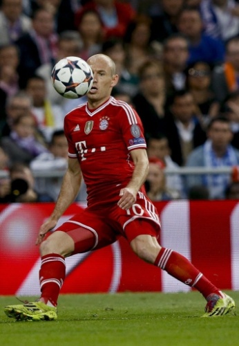 Meia do Bayern, Robben domina a bola no jogo contra o Real pelas semis da Liga - (23.abr.2014)