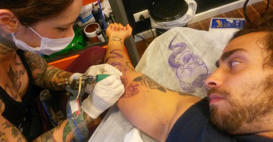 O meia do Palmeiras, Valdivia já fez cinco tatuagens com Akemi Higashi