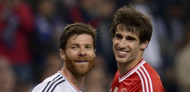 Xabi Alonso (esquerda) pode jogar no Bayern para substituir Javi Martínez (direita) - AFP PHOTO / DANI POZO