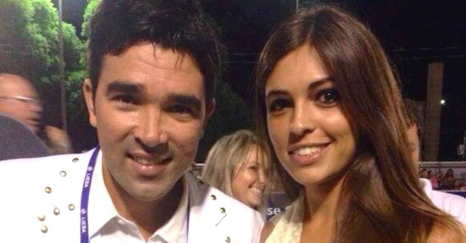 Patricia Domingues posa para foto com Deco na Sapucaí,  durante Carnaval do Rio de Janeiro - Arquivo Pessoal