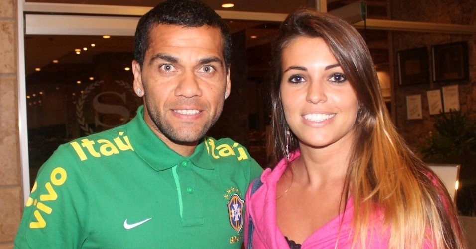 Patricia Domingues posa para foto com lateral direito Daniel Alves durante período de treinamento da seleção brasileira - Arquivo Pessoal