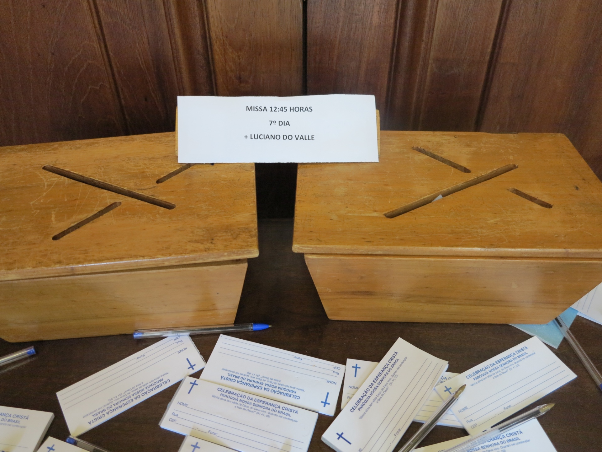 25.abr.2014 - Amigos e familiares puderam deixar uma mensagem em homenagem a Luciano do Valle - Bruno Thadeu/UOL