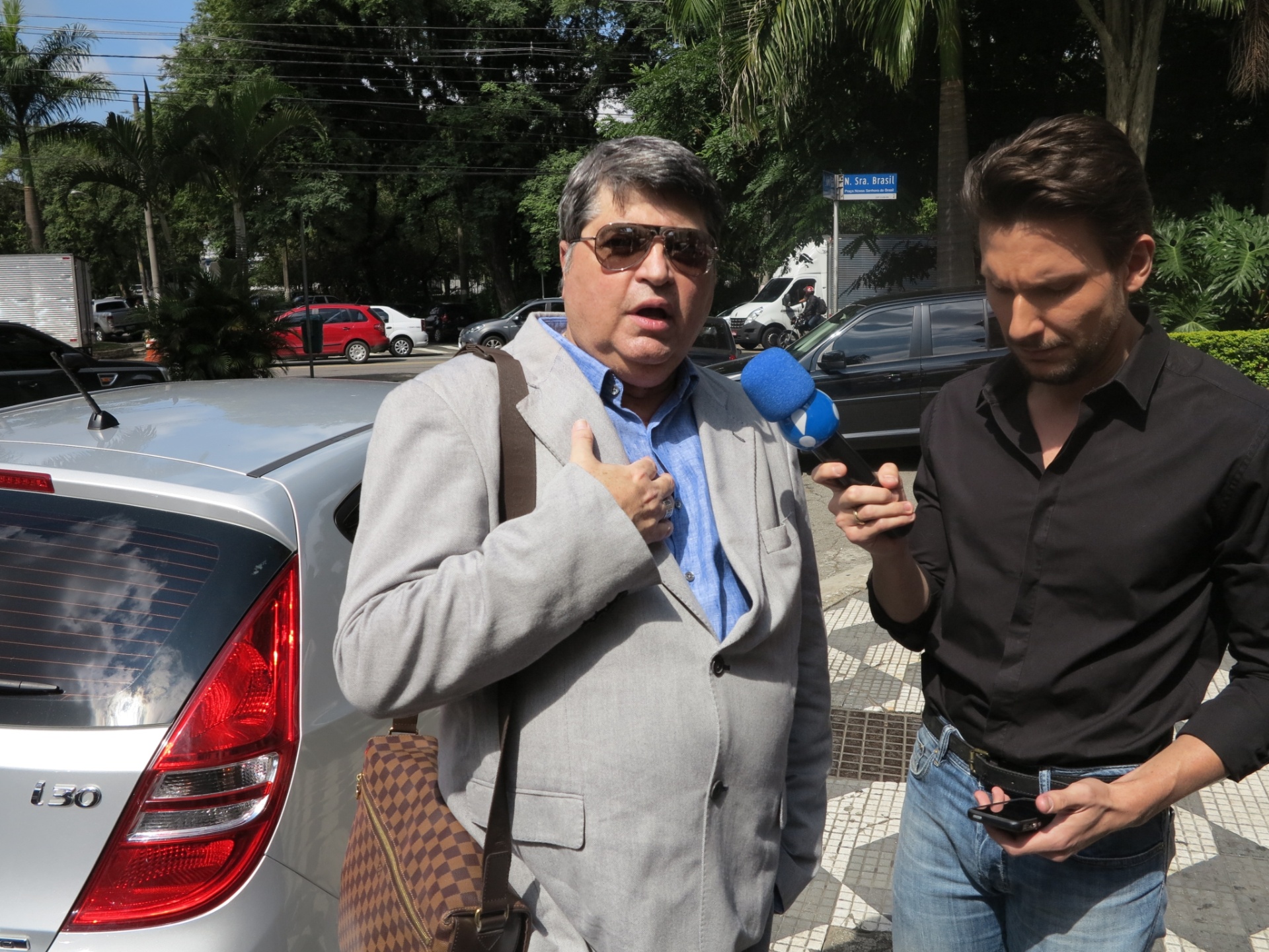 25.abr.2014 - Apresentador Datena comparece à missa de sétimo dia de Luciano do Valle - Bruno Thadeu/UOL