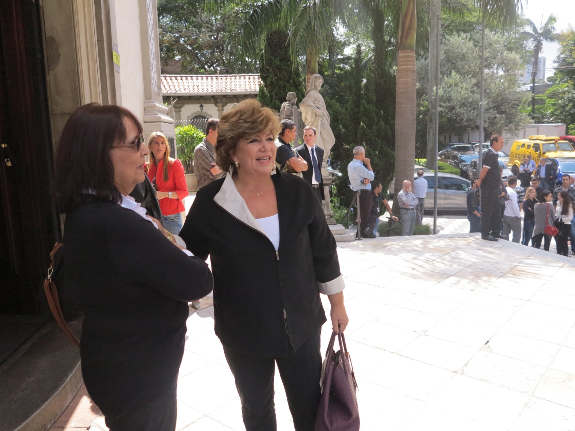 25.abr.2014 - Apresentadora Sílvia Poppovic também marcou presença na missa - Bruno Thadeu/UOL