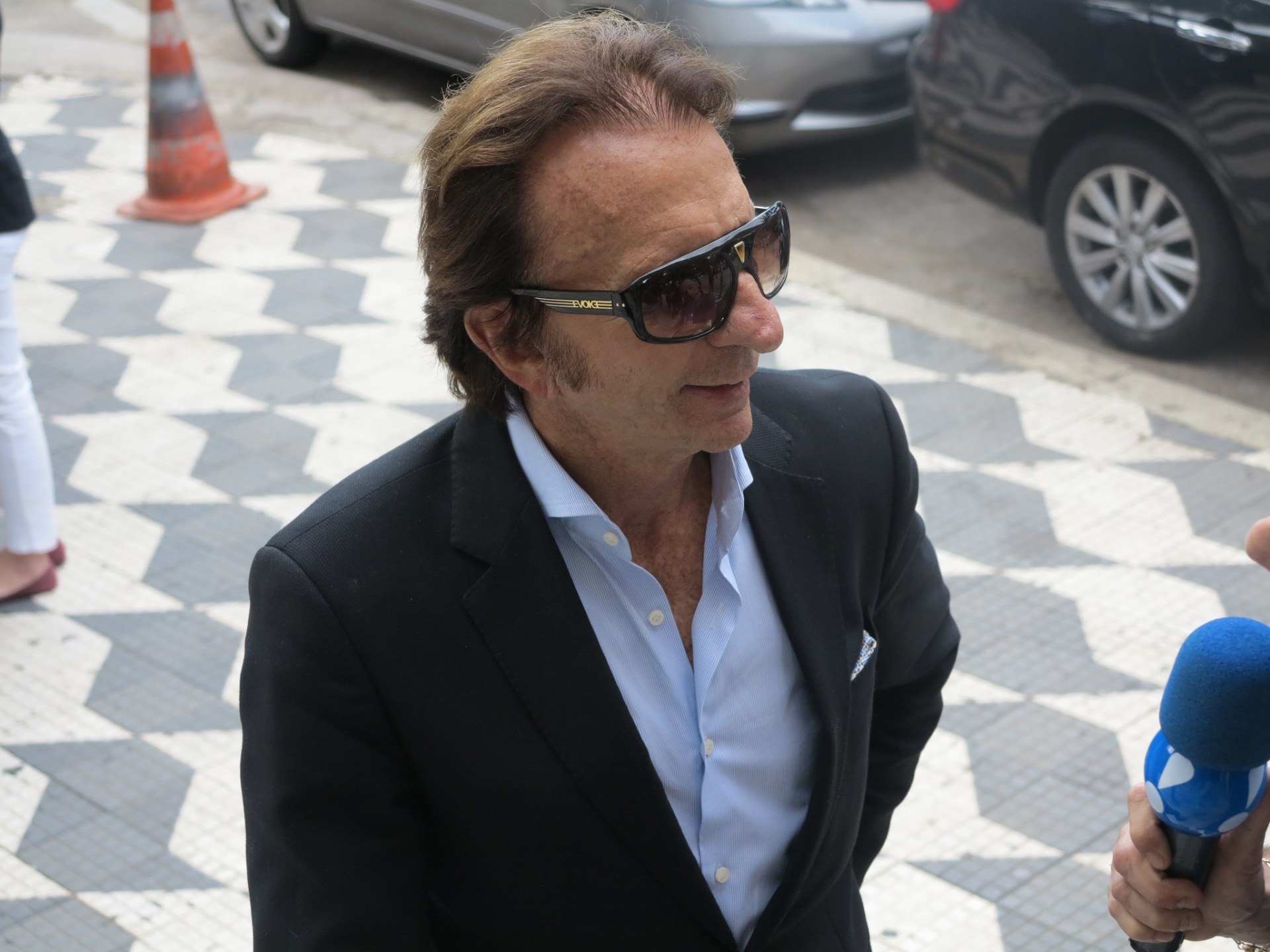25.abr.2014 - Emerson Fittipaldi chega à missa de sétimo dia de Luciano do Valle - Bruno Thadeu/UOL