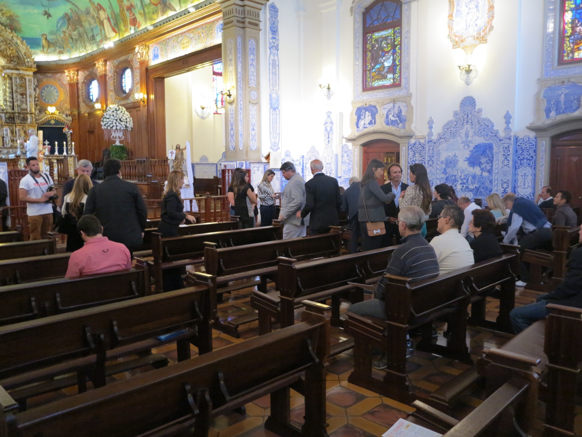 25.abr.2014 - Missa de sétimo dia de Luciano do Valle aconteceu na Igreja Nossa Senhora do Brasil - Bruno Thadeu/UOL
