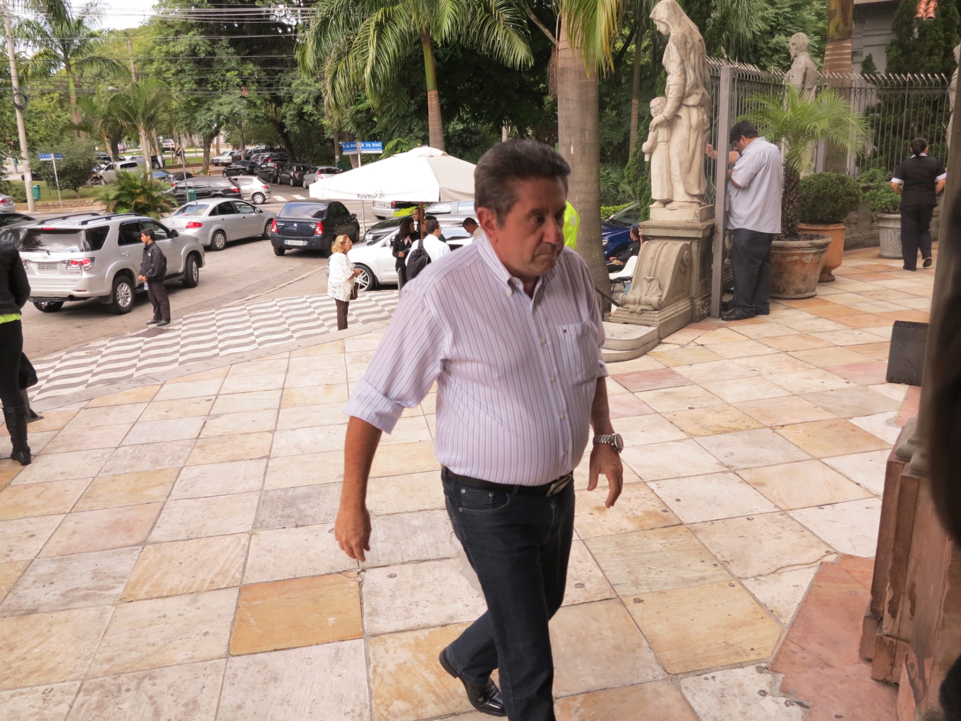 25.abr.2014 - Narrador Dirceu Maravilha também foi à missa, que aconteceu em São Paulo - Bruno Thadeu/UOL