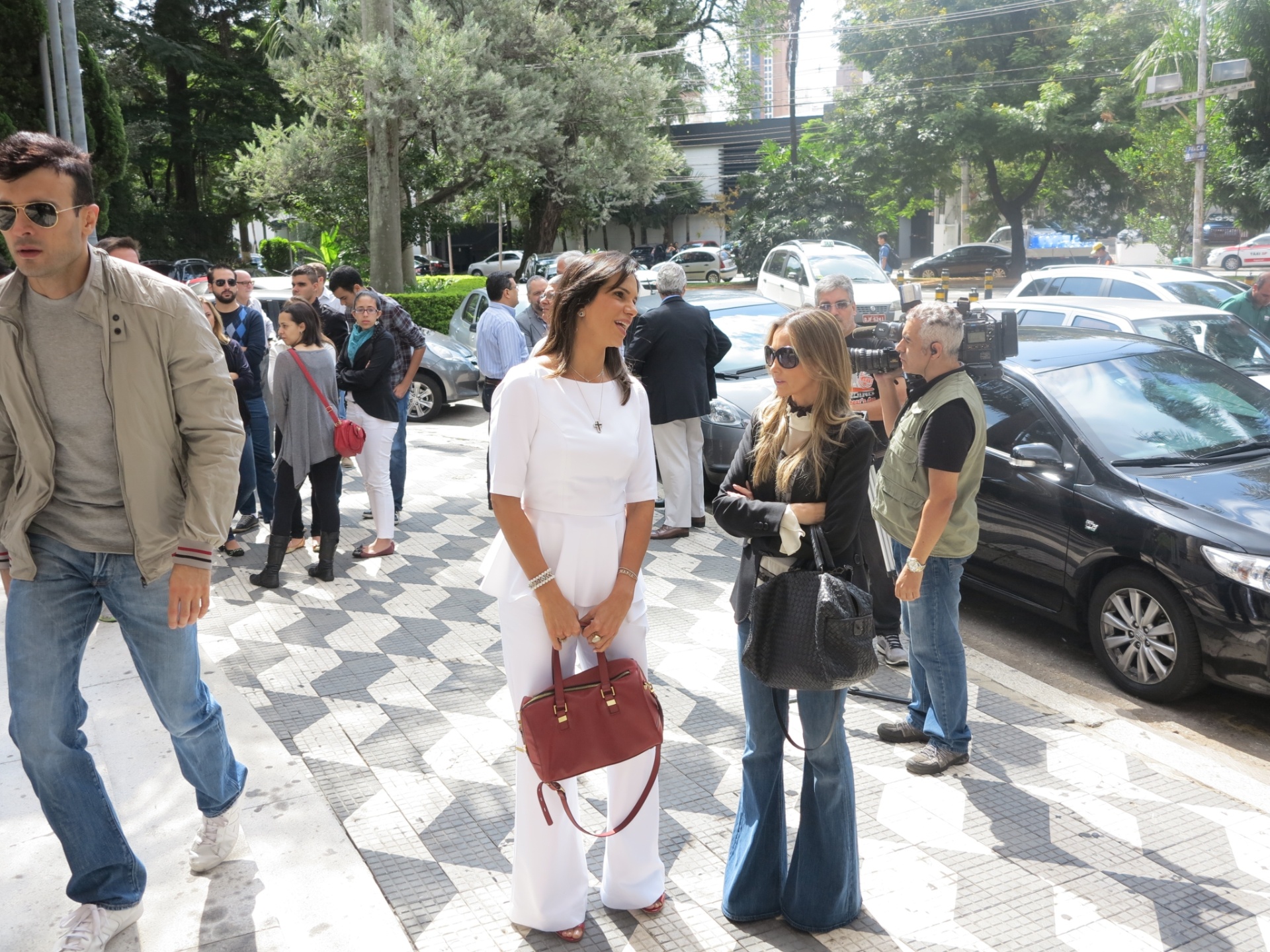 25.abr.2014 - Virna, ex-jogadora de vôlei e hoje comentarista, também marcou presença na missa - Bruno Thadeu/UOL