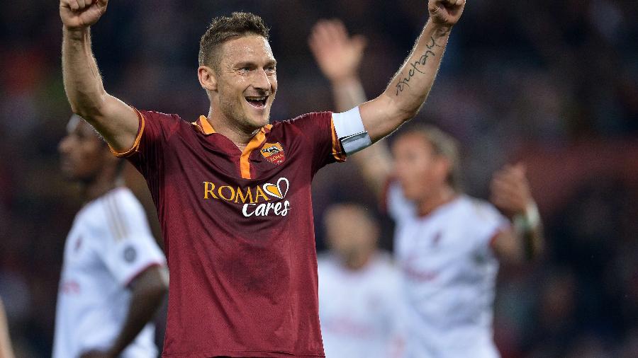 Totti celebra gol do companheiro de Roma, Gervinho, sobre o Milan
