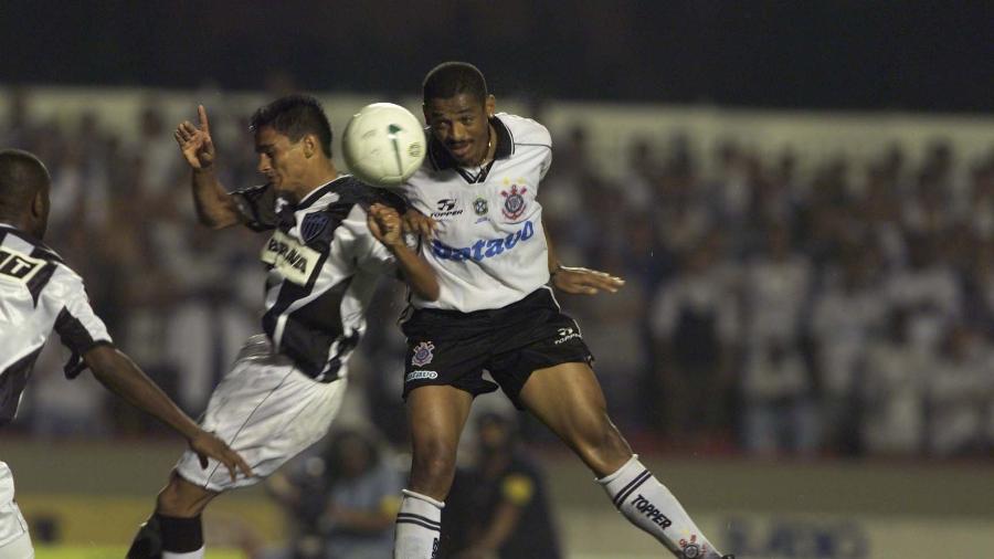 Vampeta, volante do Corinthians, sobe de cabeça para disputar bola com um jogador do Altlético-MG, na final do Brasileiro de 1999 - Ormuzd Alves/Folhapress