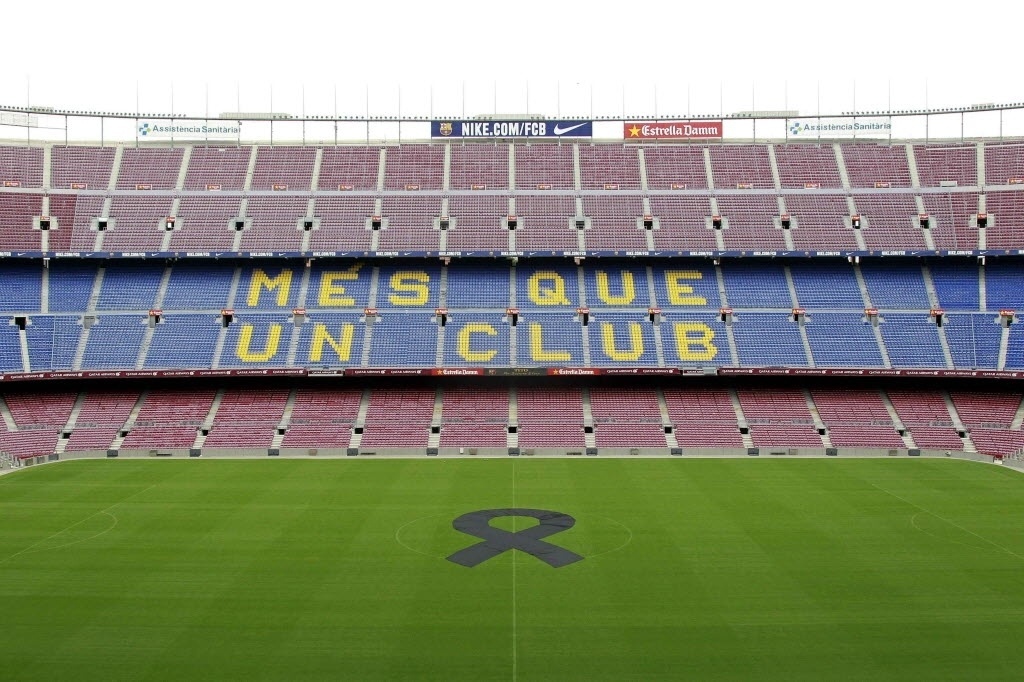 26.04.2014 - Camp Nou recebe homenagem no gramado para o ex-técnico do Barcelona, Tito Vilanova, que morreu aos 45 anos - undefined