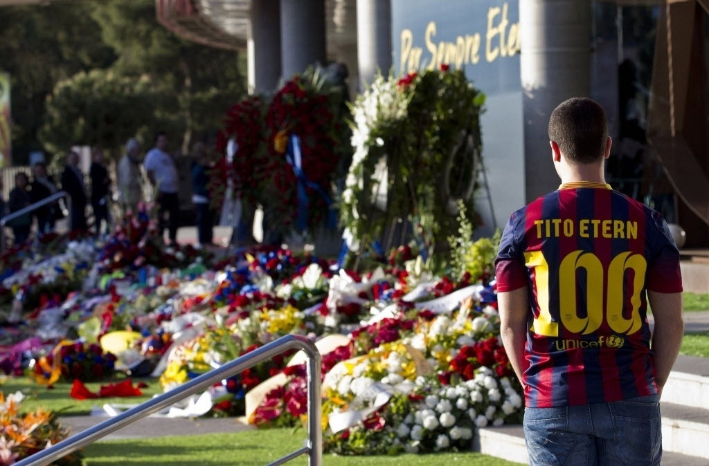 26.04.2014 - Com a camisa de Tito Eterno, torcedor acompanha velório de Tito Vilanova, ex-técnico do Barcelona - undefined