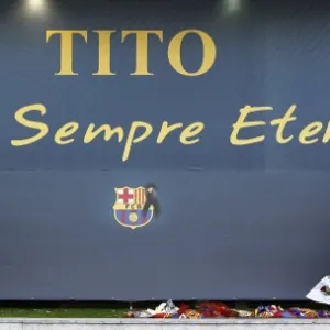 26.04.2014 - Fãs prestam homenagem a Tito "para sempre eterno" Vilanova em Barcelona - AFP PHOTO / QUIQUE GARCIA