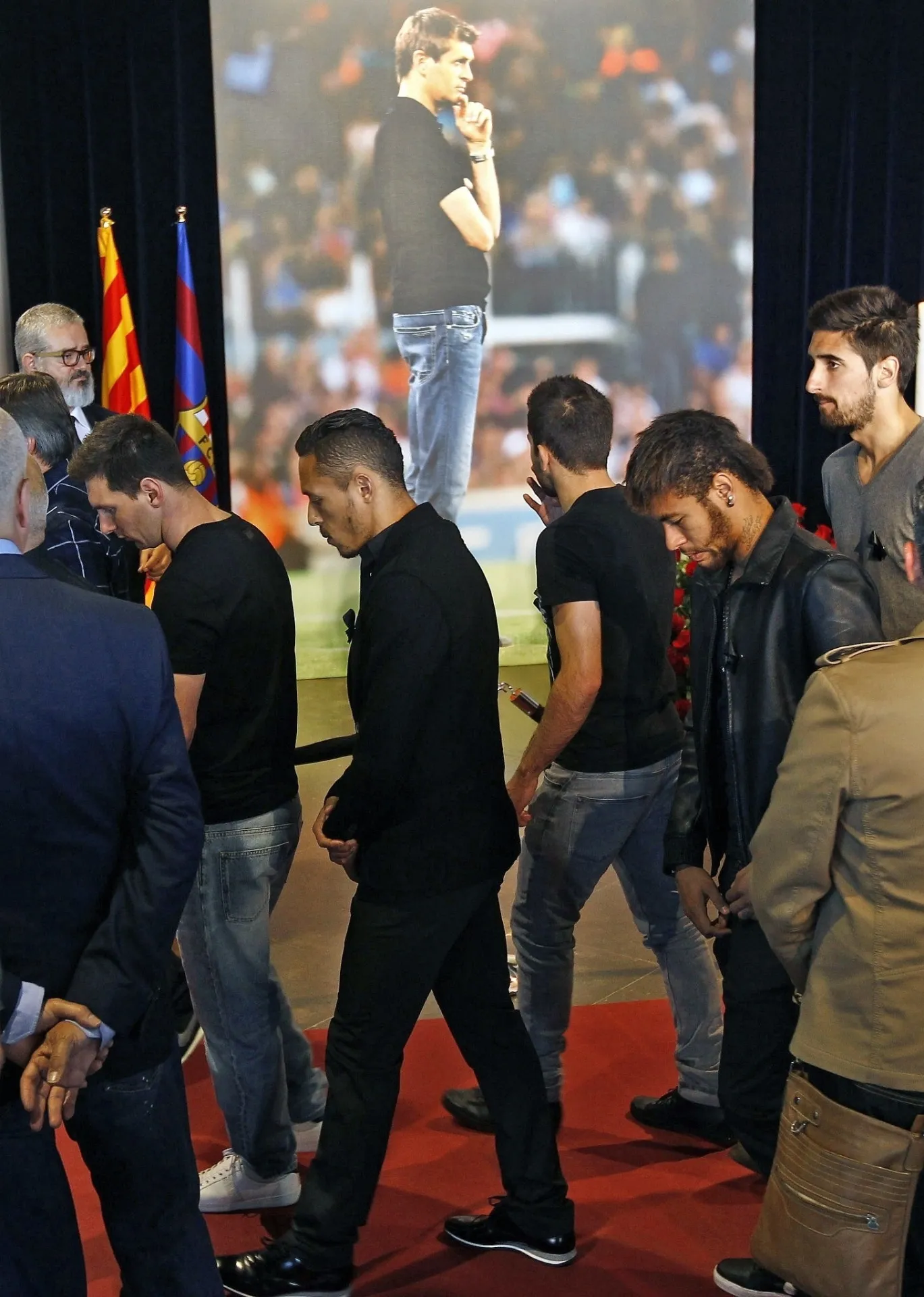 26.04.2014 - Messi, Neymar e outros atletas do Barcelona participaram do velório do técnico Tito Vilanova no Camp Nou - AFP PHOTO / QUIQUE GARCIA