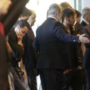 26.04.2014 - Neymar, Pedro e outros atletas do Barcelona participaram do velório do técnico Tito Vilanova no Camp Nou - EFE/Marta Pérez