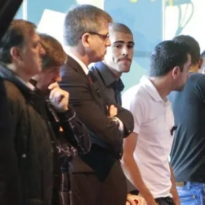 26.04.2014 - Técnico Tata Martino (esq) e seus auxiliares no Barcelona foram ao velório de Tito Vilanova no Barcelona - EFE/Marta Pérez