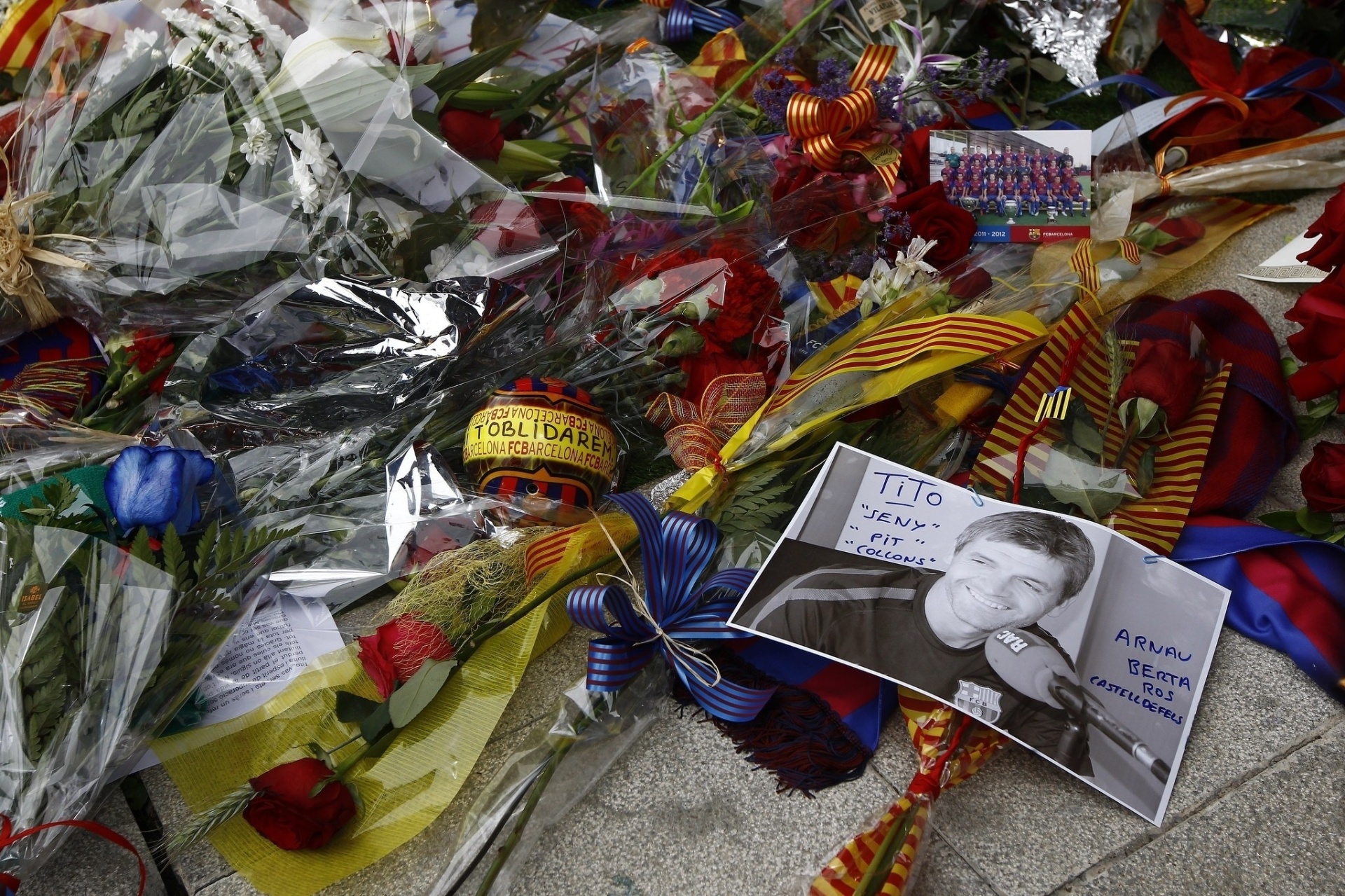 26.04.2014 - Torcedores do Barcelona deixam flores e homenagens ao ex-técnico Tito Vilanova, que morreu nesta sexta-feira - undefined