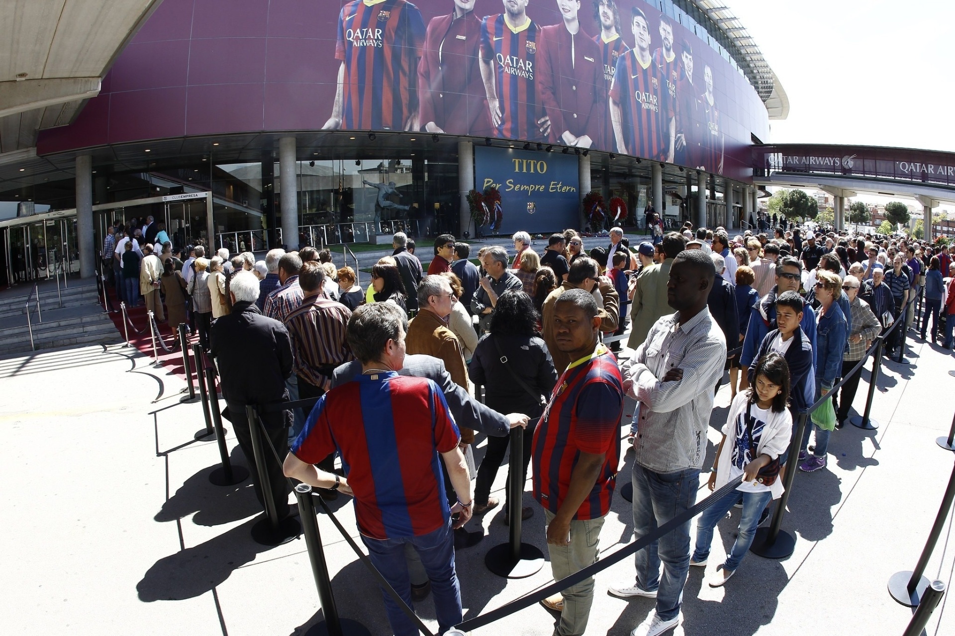 26.04.2014 - Torcedores do Barcelona fazem fila para acompanhar o velório de Tito Vilanova no Camp Nou - undefined