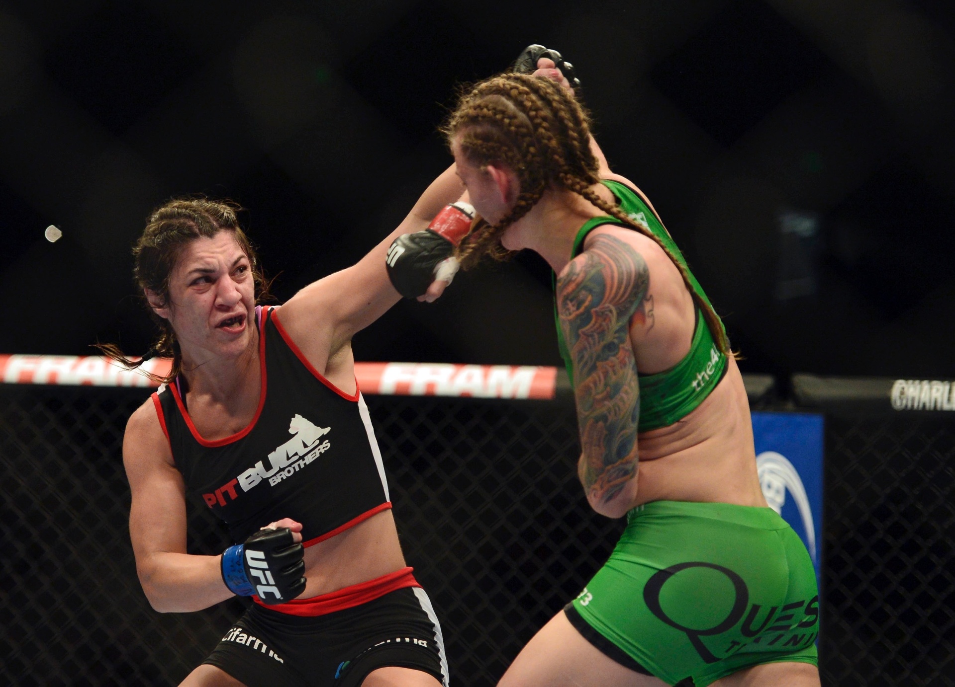 26.abr.2014 - Bethe Correia conseguiu se impor sobre Jessamyn Duke e venceu a sétima luta na carreira, se mantendo invicta - Tommy Gilligan/USA TODAY
