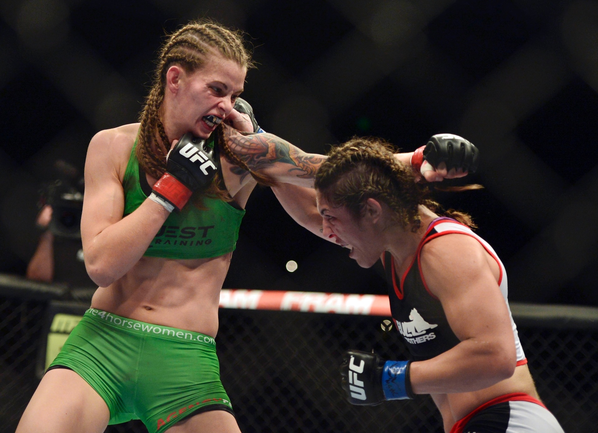 26.abr.2014 - Bethe Correia, de preto, superou a diferença de altura para norte-americana Jessamyn Duke e venceu por pontos no card preliminar do UFC 172 - Tommy Gilligan/USA TODAY