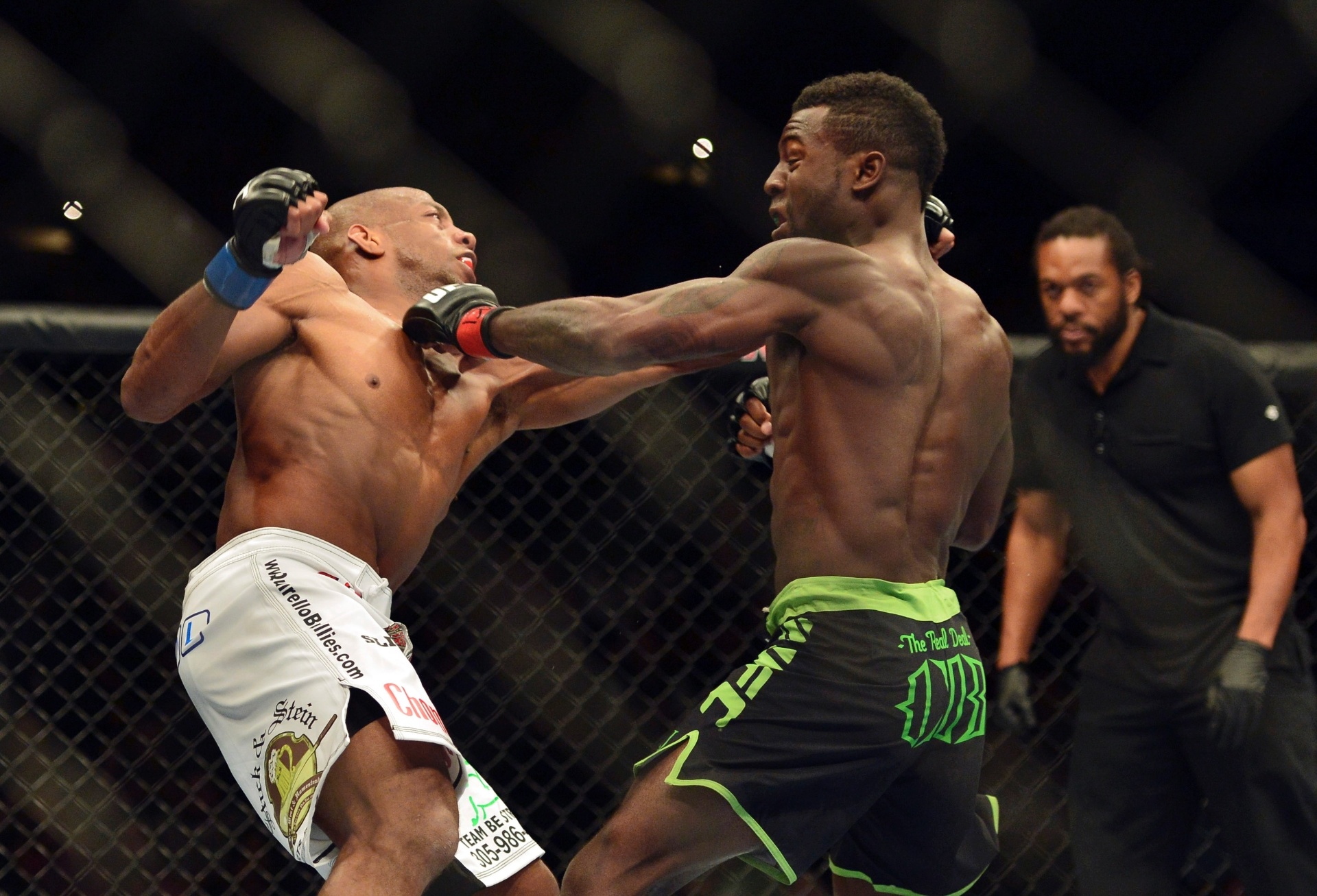 26.abr.2014 - Chris Beal, de bermuda verde, não encontrou dificuldades para nocautear Patrick Williams, de bermuda branca, no segundo round da luta de abertura do UFC 172 - Tommy Gilligan/USA TODAY