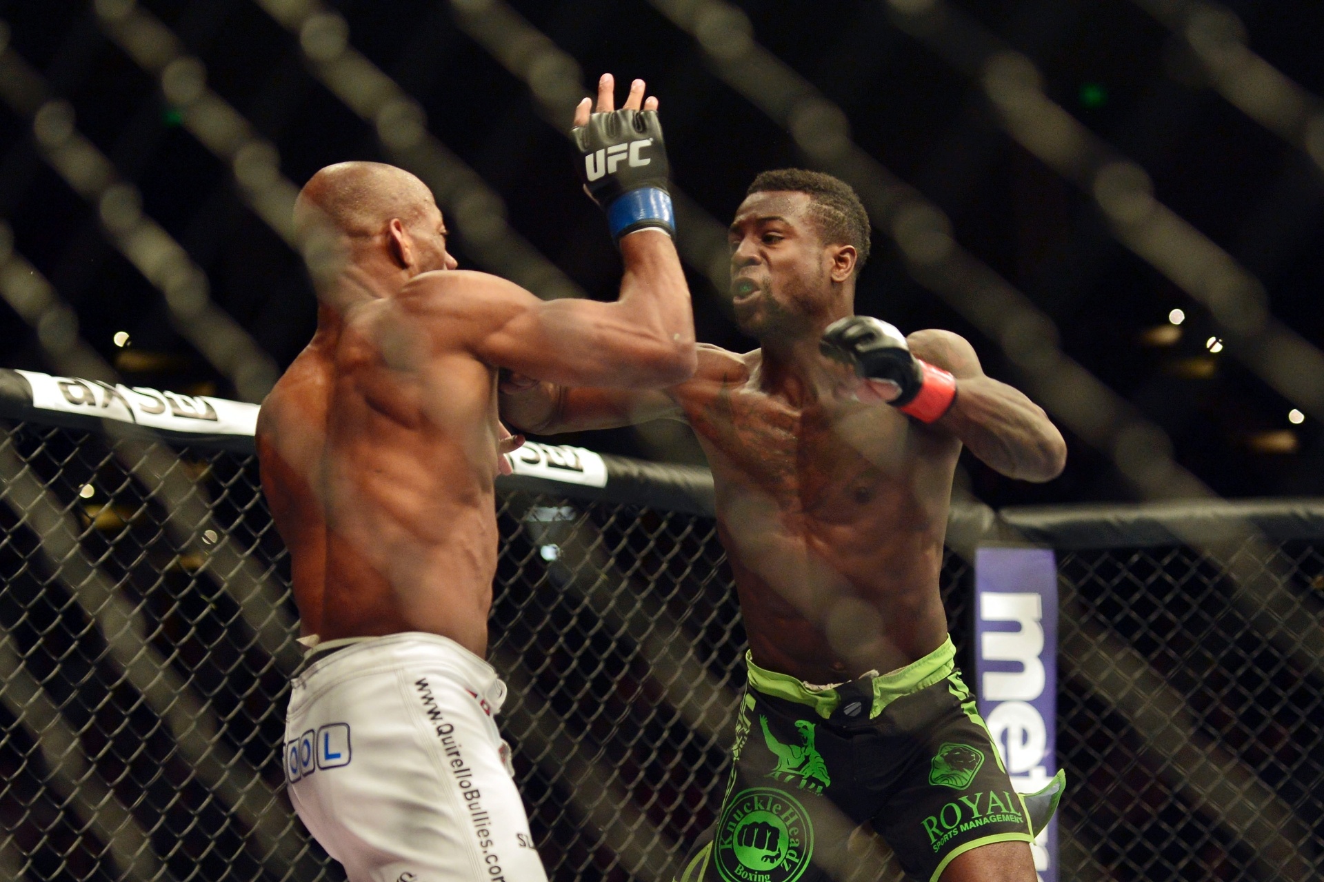 26.abr.2014 - Chris conecta soco em Patrick Williams durante luta de abertura do UFC 172; Beal venceu por nocaute no segundo round - Tommy Gilligan/USA TODAY
