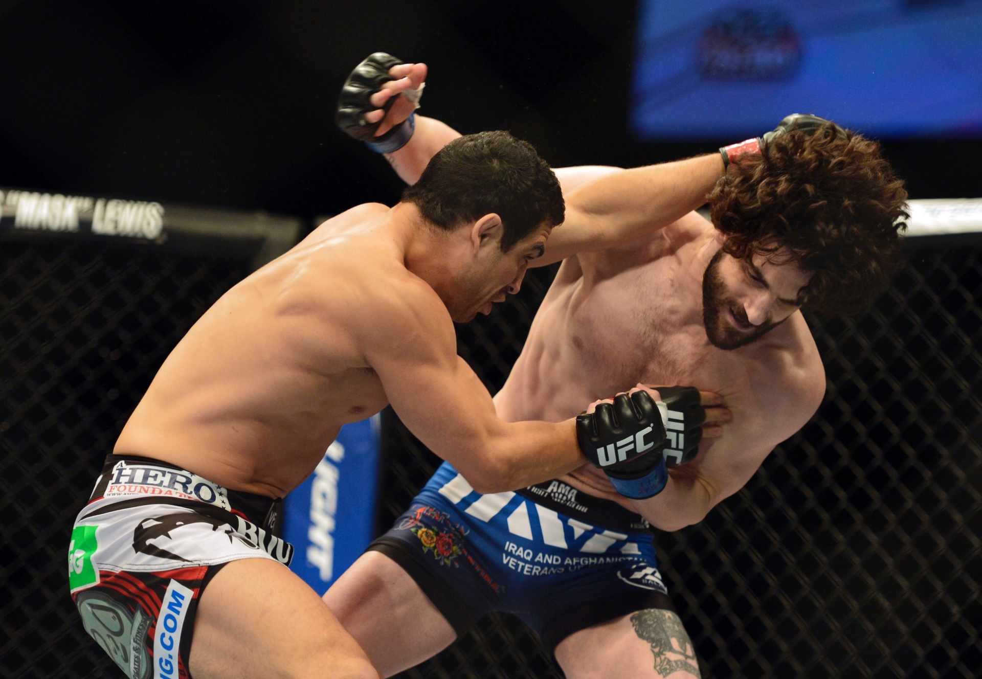 26.abr.2014 - Danny Castillo não teve dificuldades para vencer Charie Brenneman na segunda luta do card preliminar do UFC 172 - Tommy Gilligan/USA TODAY