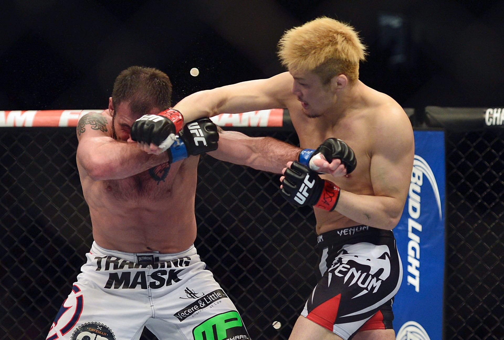 26.abr.2014 - Takanori Gomi dominou Issac Vallie-Flagg por três rounds e venceu por pontos no UFC 172 - Tommy Gilligan/USA TODAY