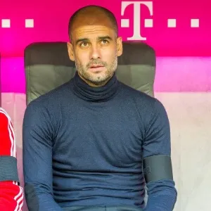 Guardiola usa fita preta de luto pela morte de Tito Villanova, seu técnico assistente, antes do jogo do Bayern contra Bremen, pela Bundesliga - Marc Mueller/ EFE