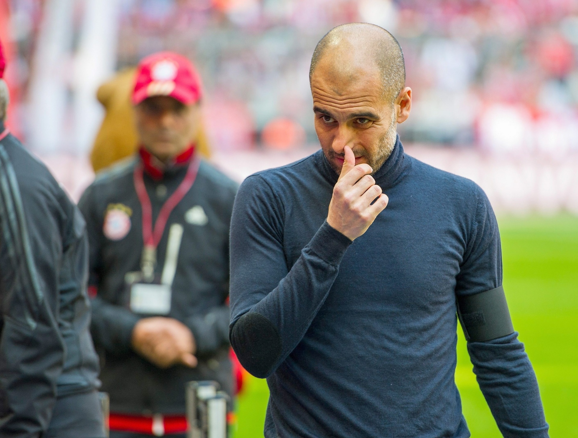 Guardiola usa uma fita preta, antes do jogo do Bayern contra Bremen na Bundesliga, em luto pela morte de Tito Villanova, morto dia 25 - Marc Mueller/ EFE