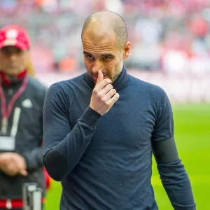 Guardiola usa uma fita preta, antes do jogo do Bayern contra Bremen na Bundesliga, em luto pela morte de Tito Villanova, morto dia 25 - Marc Mueller/ EFE