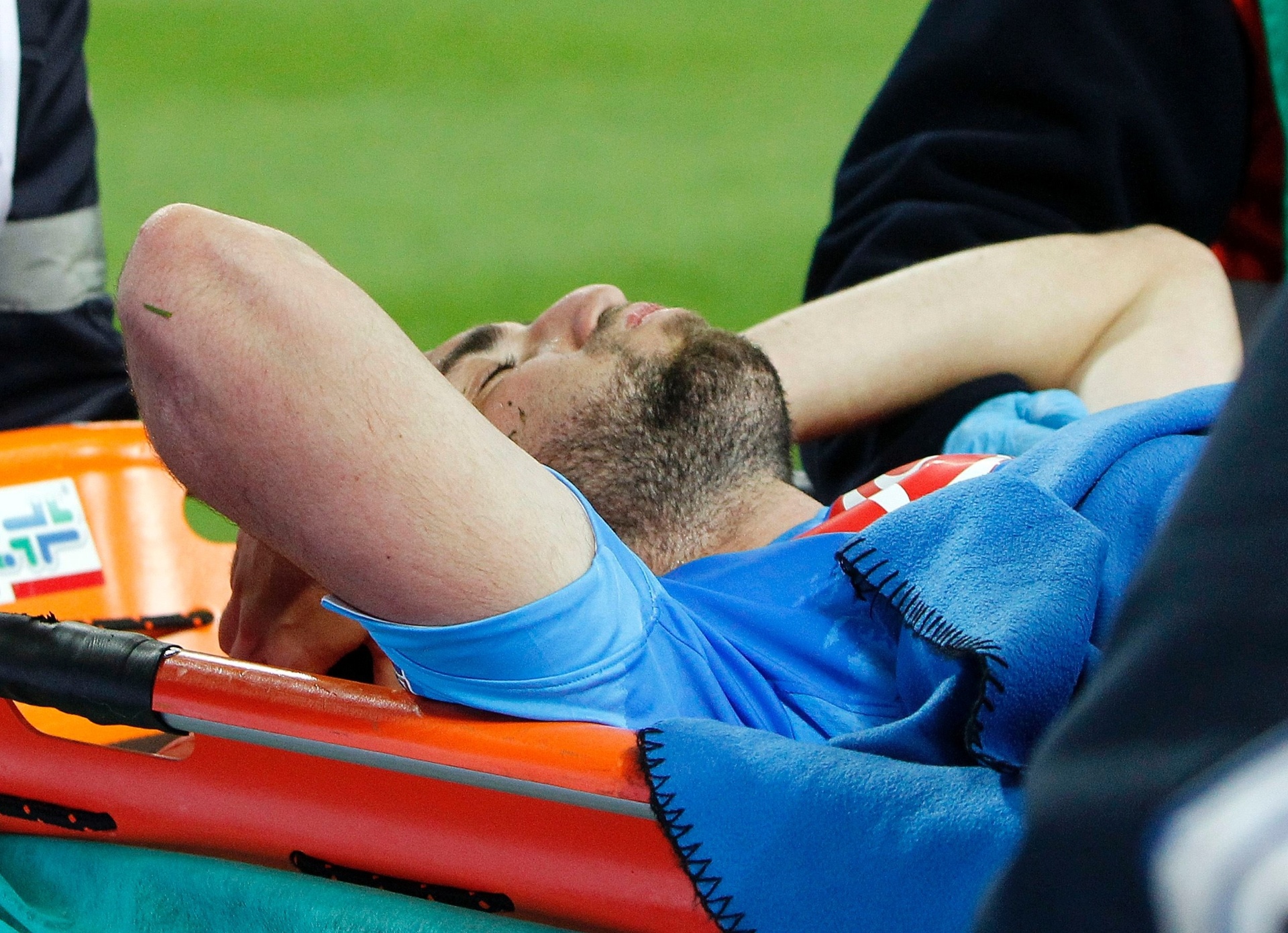 Higuain se machuca durante partida do Napoli contra Milan e precisa sair de campo na maca, no estádio San Siro - Alessandro Garofalo/ REUTERS