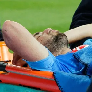 Higuain se machuca durante partida do Napoli contra Milan e precisa sair de campo na maca, no estádio San Siro - Alessandro Garofalo/ REUTERS