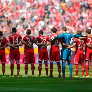 Jogadores do Bayer fazem um minuto de silêncio por Tito Villanova, antes do jogo contra o Bremen - Michael Dalder/ REUTERS