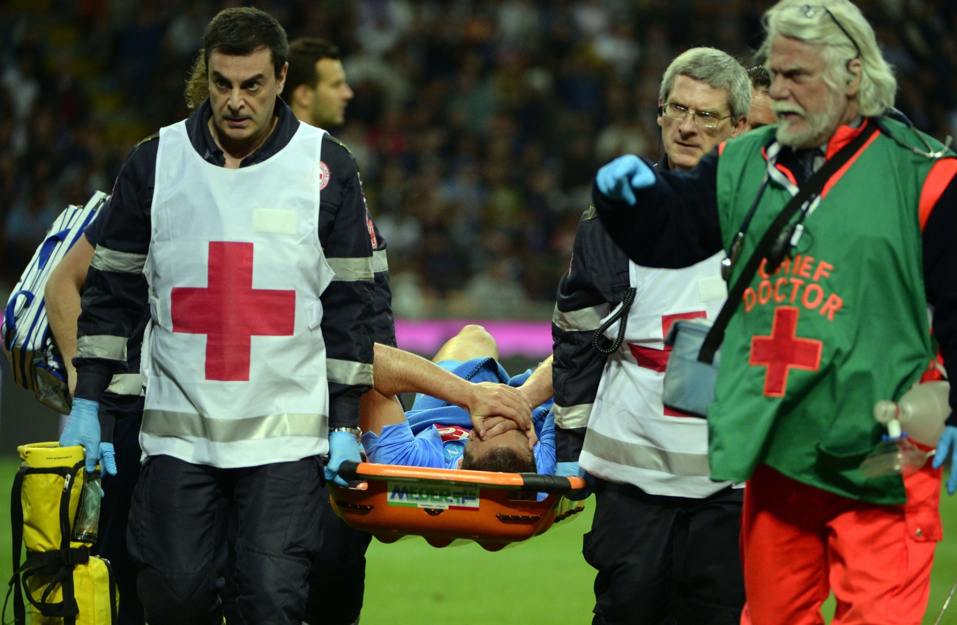 O atacante da seleção da Argentina e do Napoli, Gonzalo Gerardo Higuain, sai de campo na maca em jogo do Milan contra Napoli - OLIVIER MORIN/ AFP