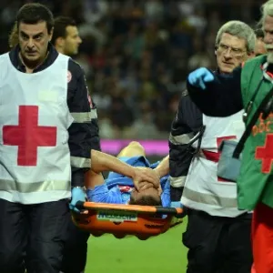 O atacante da seleção da Argentina e do Napoli, Gonzalo Gerardo Higuain, sai de campo na maca em jogo do Milan contra Napoli - OLIVIER MORIN/ AFP