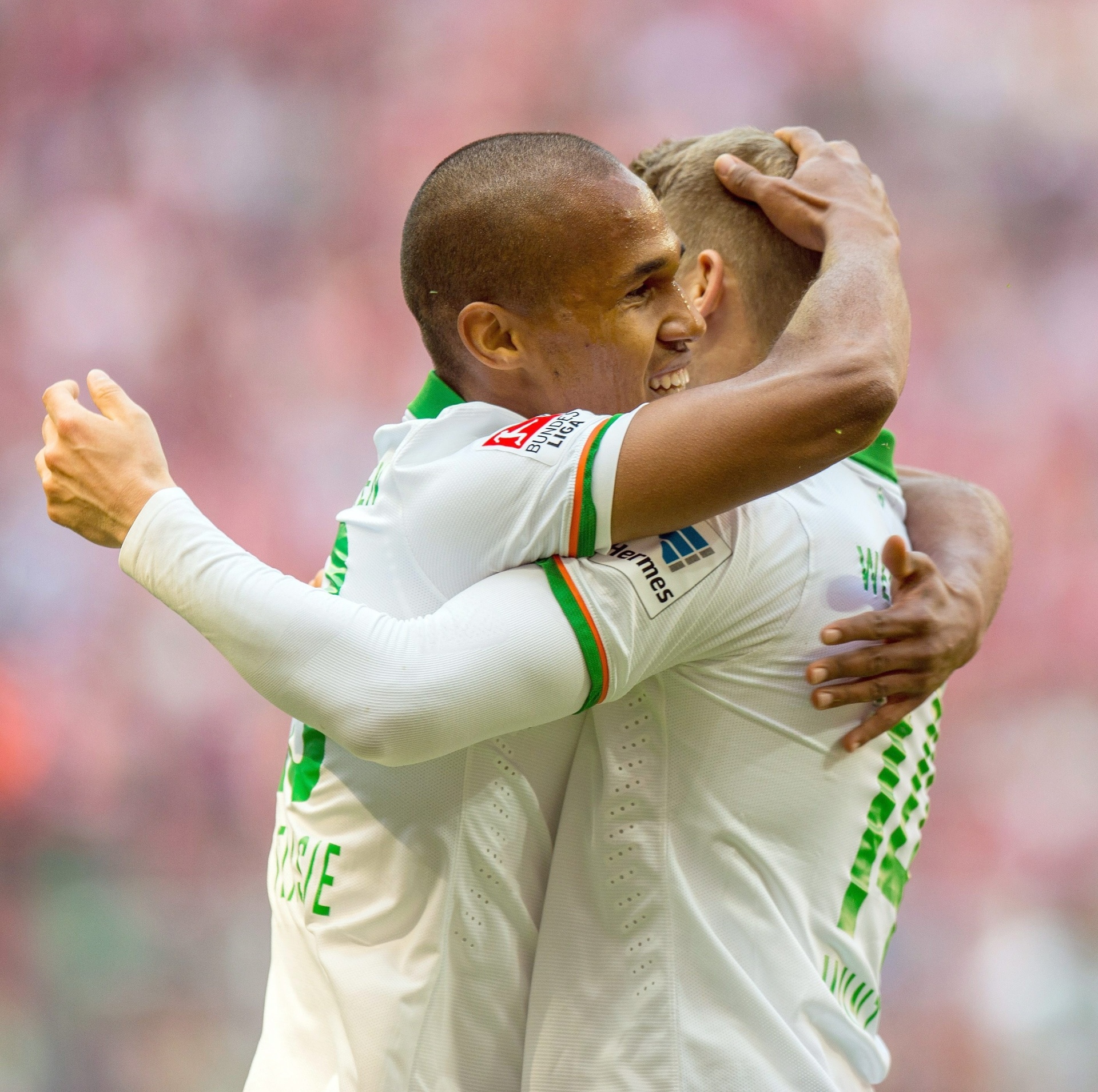 Theodor Gebre Selassie e Aaron Hunt, do Bremen, comemoram o primeiro gol contra o Bayerne de Munique na Bundesliga, na Allianz Arena, em Munique - Marc Mueller/ EFE