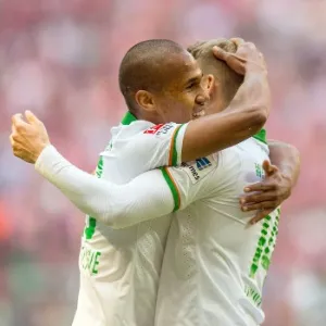 Theodor Gebre Selassie e Aaron Hunt, do Bremen, comemoram o primeiro gol contra o Bayerne de Munique na Bundesliga, na Allianz Arena, em Munique - Marc Mueller/ EFE