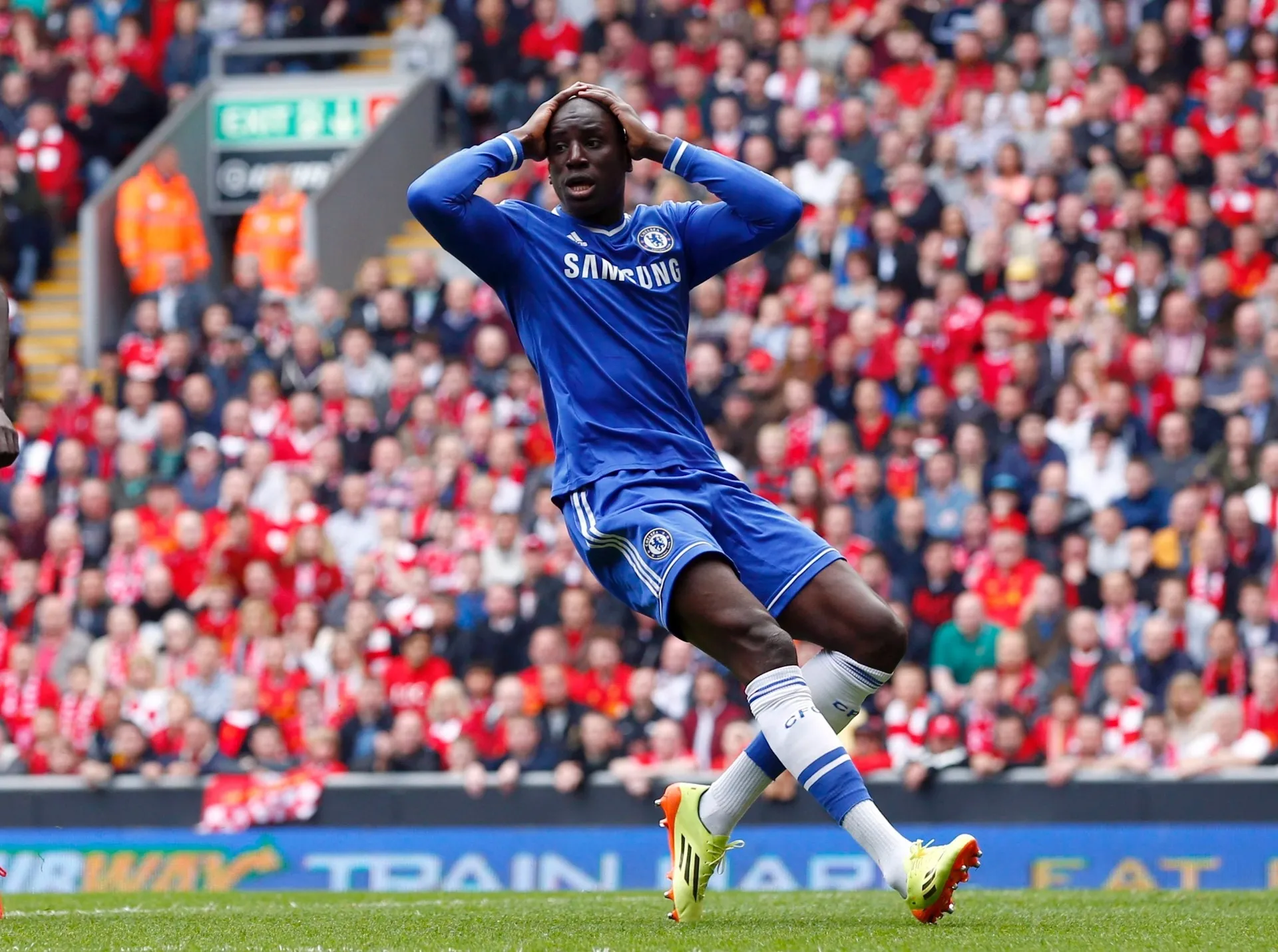 26.abr.2014 - Demba Ba lamenta chance perdida para o Chelsea no clássico contra o Liverpool - REUTERS/Darren Staples