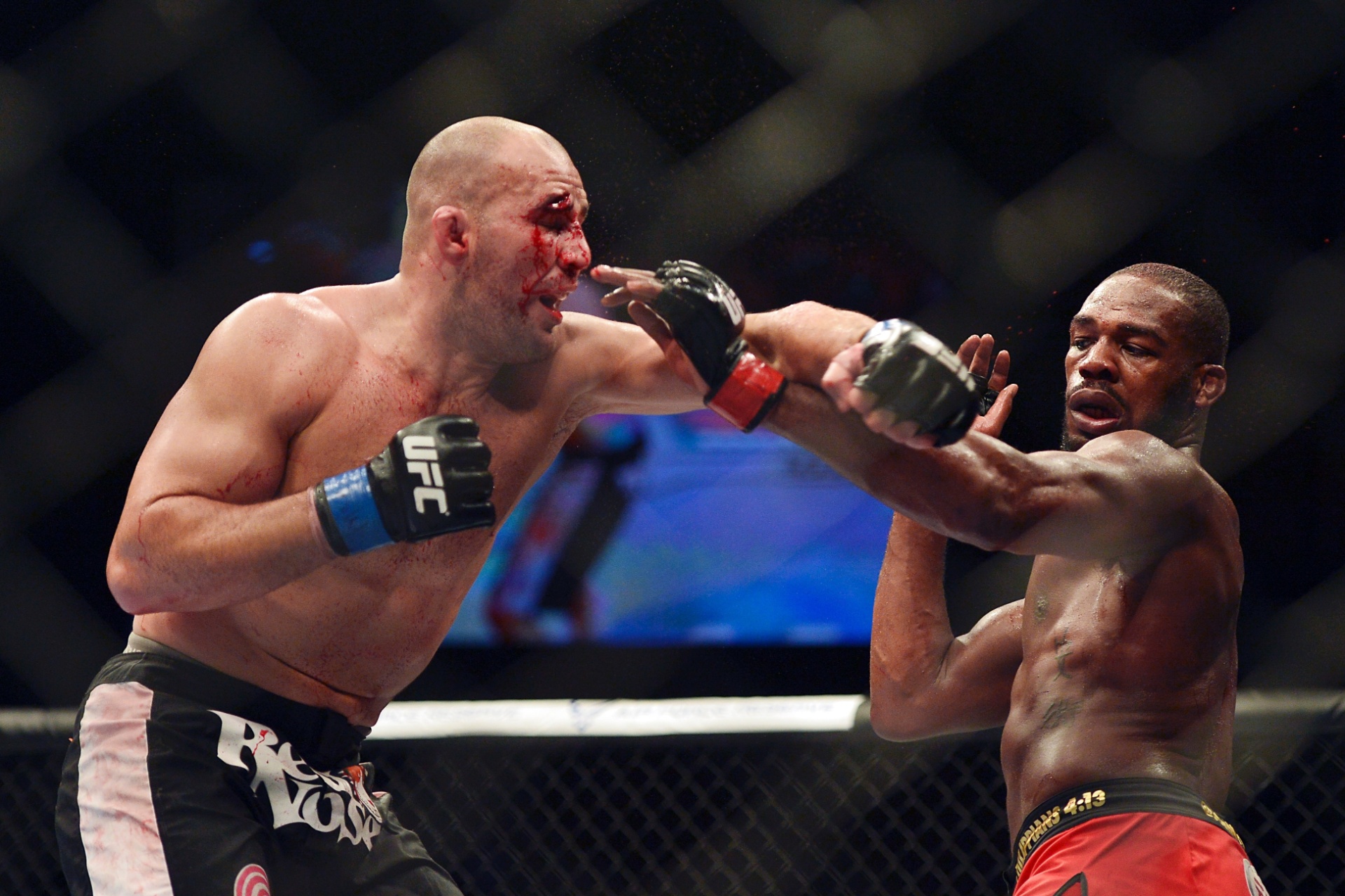 26.abr.2014 - Glover ficou com rosto muito machucado devido os fortes golpes aplicados por Jon Jones - Tommy Gilligan/USA TODAY