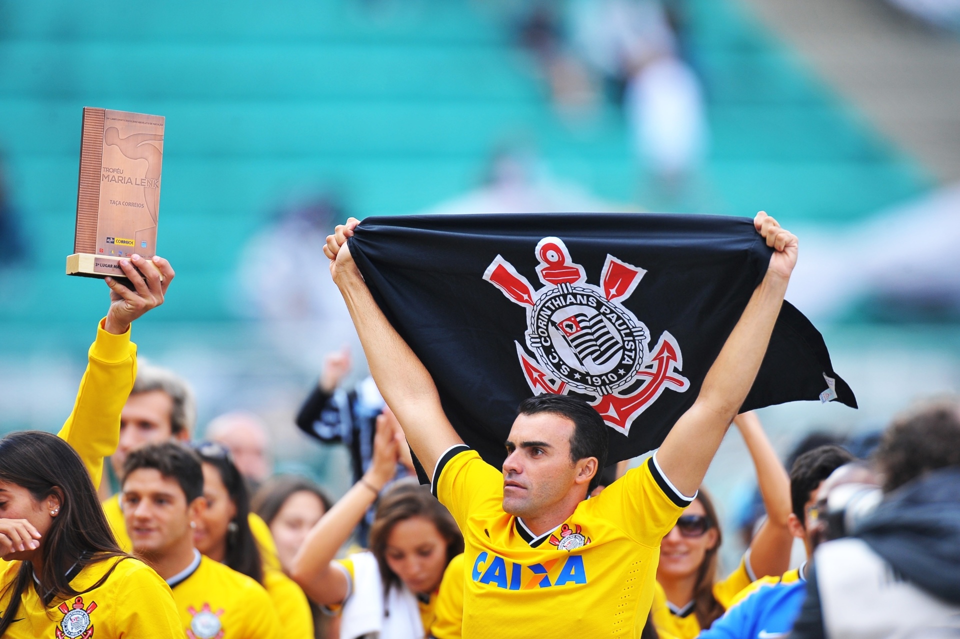 Torcedor corintiano exibe bandeira do clube antes do confronto com o Flamengo, pela segunda rodada do Brasileirão 27.abr.2014 - Reinaldo Canato/UOL