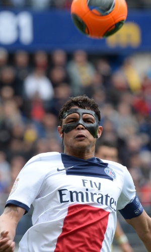 27.abr.2014 - Usando máscara protetora, brasileiro Thiago Silva disputa a partida entre PSG e Sochaux