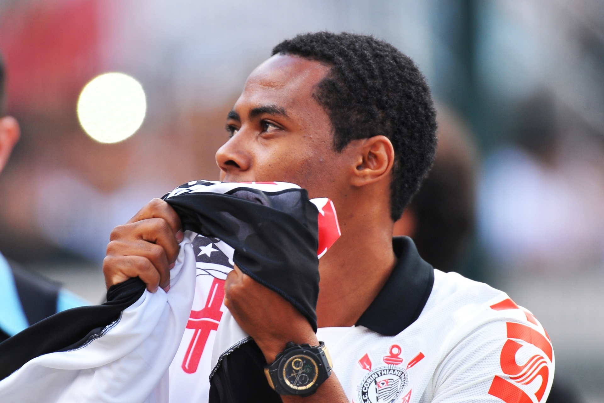 Elias beija a bandeira corintiana antes de jogo contra o Flamengo 27.abr.2014 - Reinaldo Canato/UOL