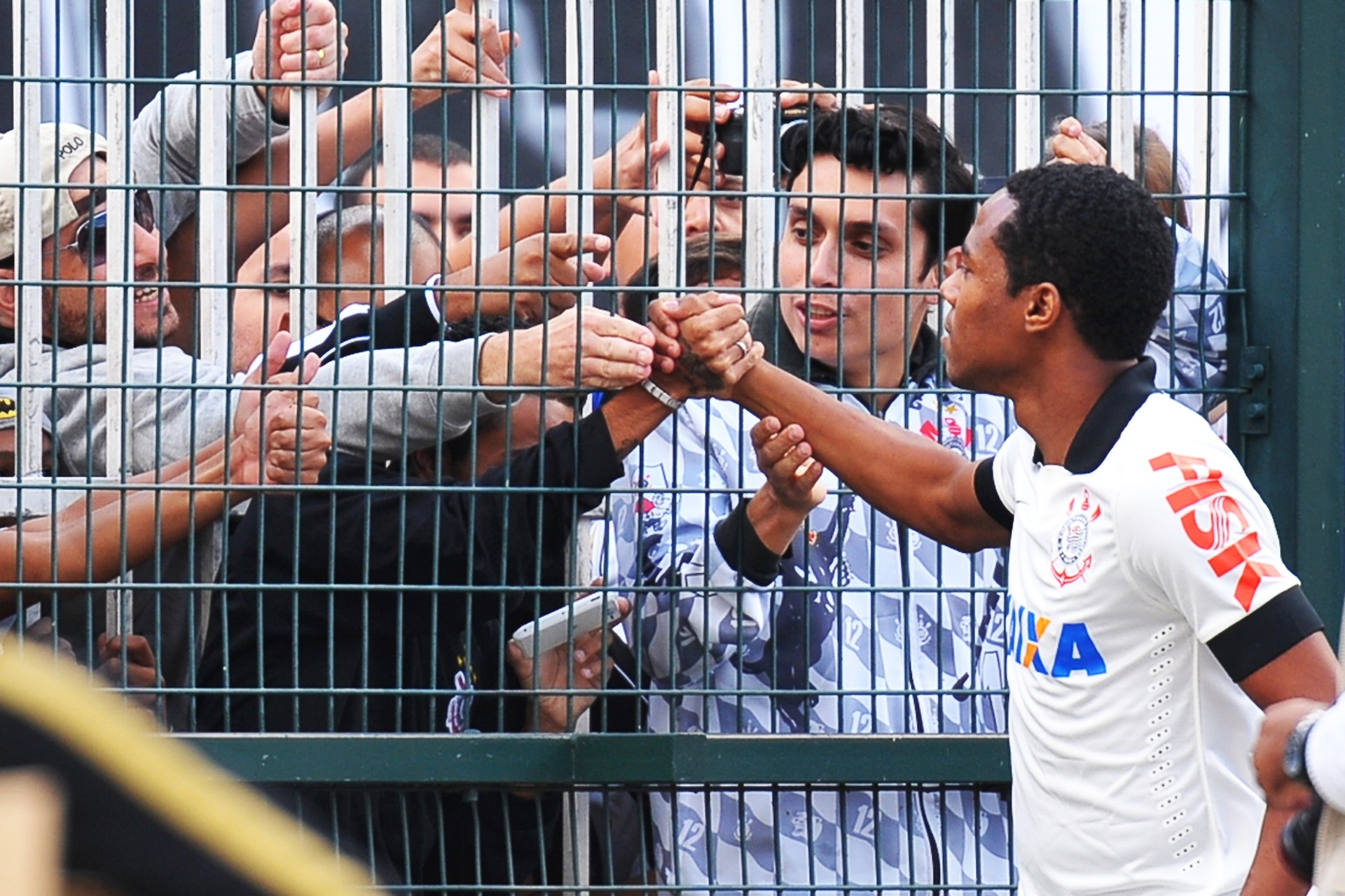 Elias é apresentado à torcida do Corinthians antes do jogo no Pacaembu 27.abr.2014 - Reinaldo Canato/UOL