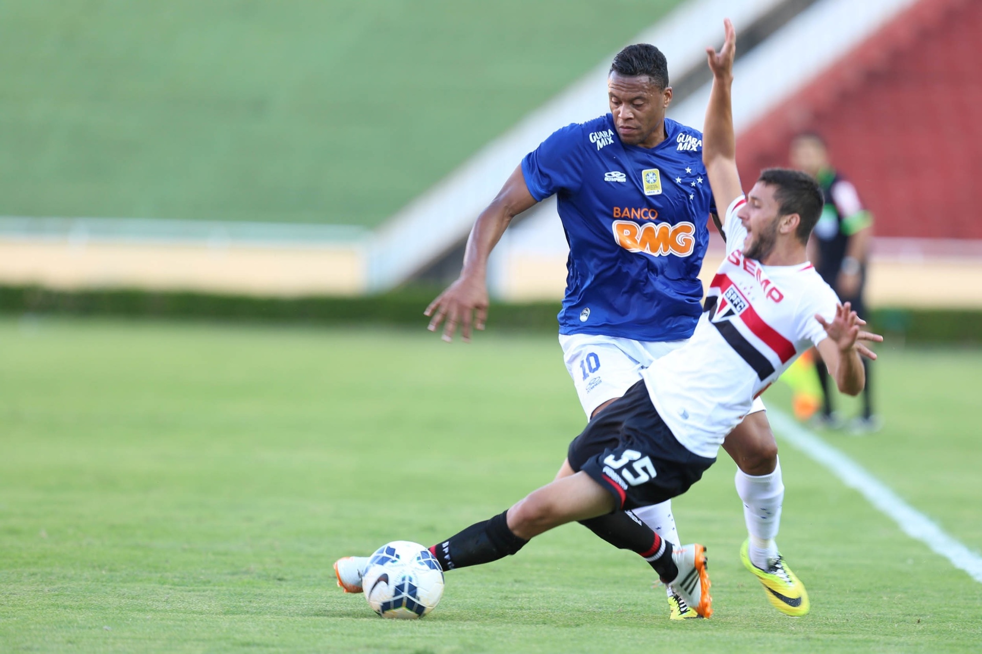 Júlio Baptista, do Cruzeiro, passa por Boschilia, do São Paulo - undefined