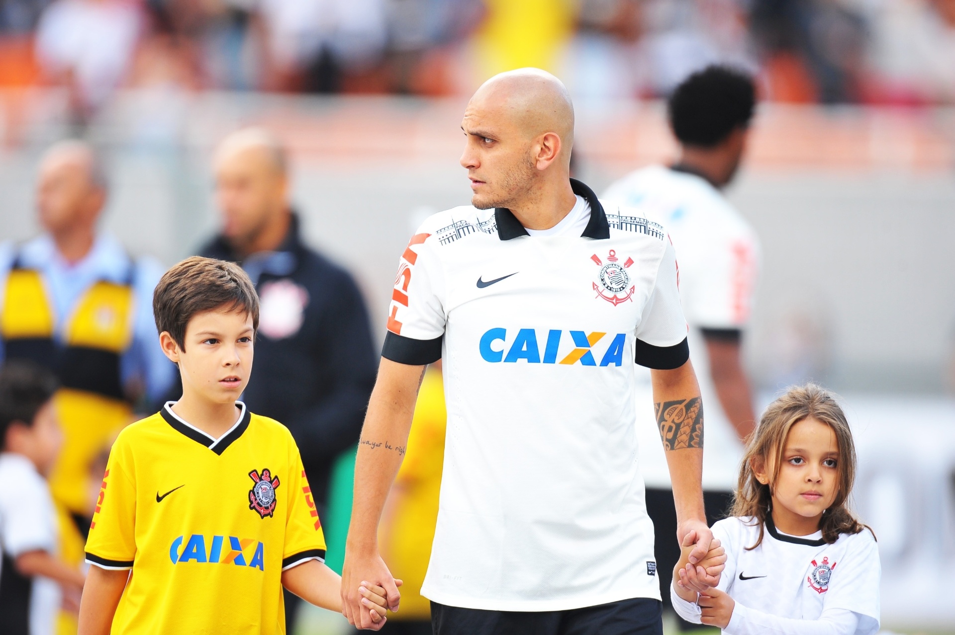 Lateral Fabio Santos entra no gramado do Pacaembu para jogo contra o Flamengo 27.abr.2014 - Reinaldo Canato/UOL