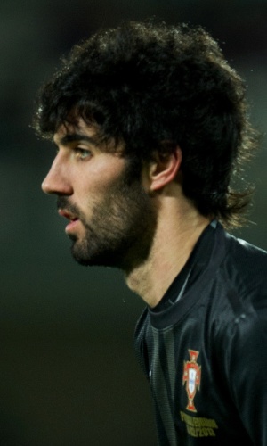 06.fev.2013 - Luis Neto, de Portugal, observa jogada durante amistoso contra o Equador em Guimarães