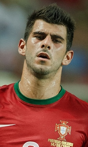 14.ago.2013 - Nélson Oliveira, de Portugal, tenta jogada durante amistoso contra a Holanda em Faro