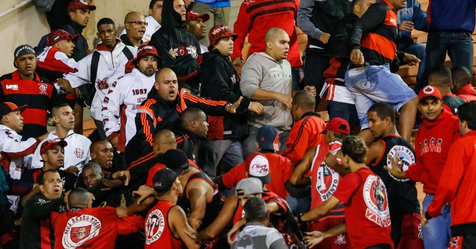 27.abr.2014 - Torcedores do Flamengo brigam nas arquibancadas do Pacaembu durante o jogo contra o Corinthians pelo Campeonato Brasileiro